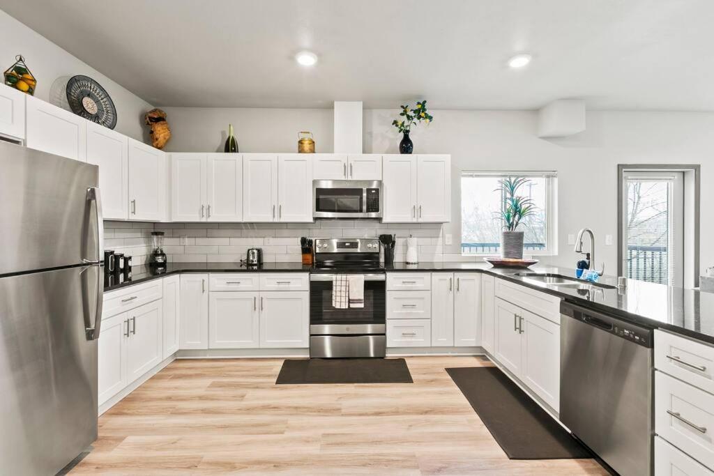 Spacious New 2 Bed 2 Bath Apt By Downtown สโปแคน ภายนอก รูปภาพ