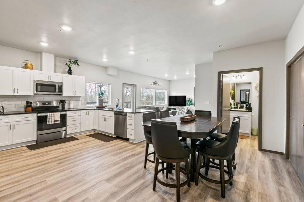 Spacious New 2 Bed 2 Bath Apt By Downtown สโปแคน ภายนอก รูปภาพ